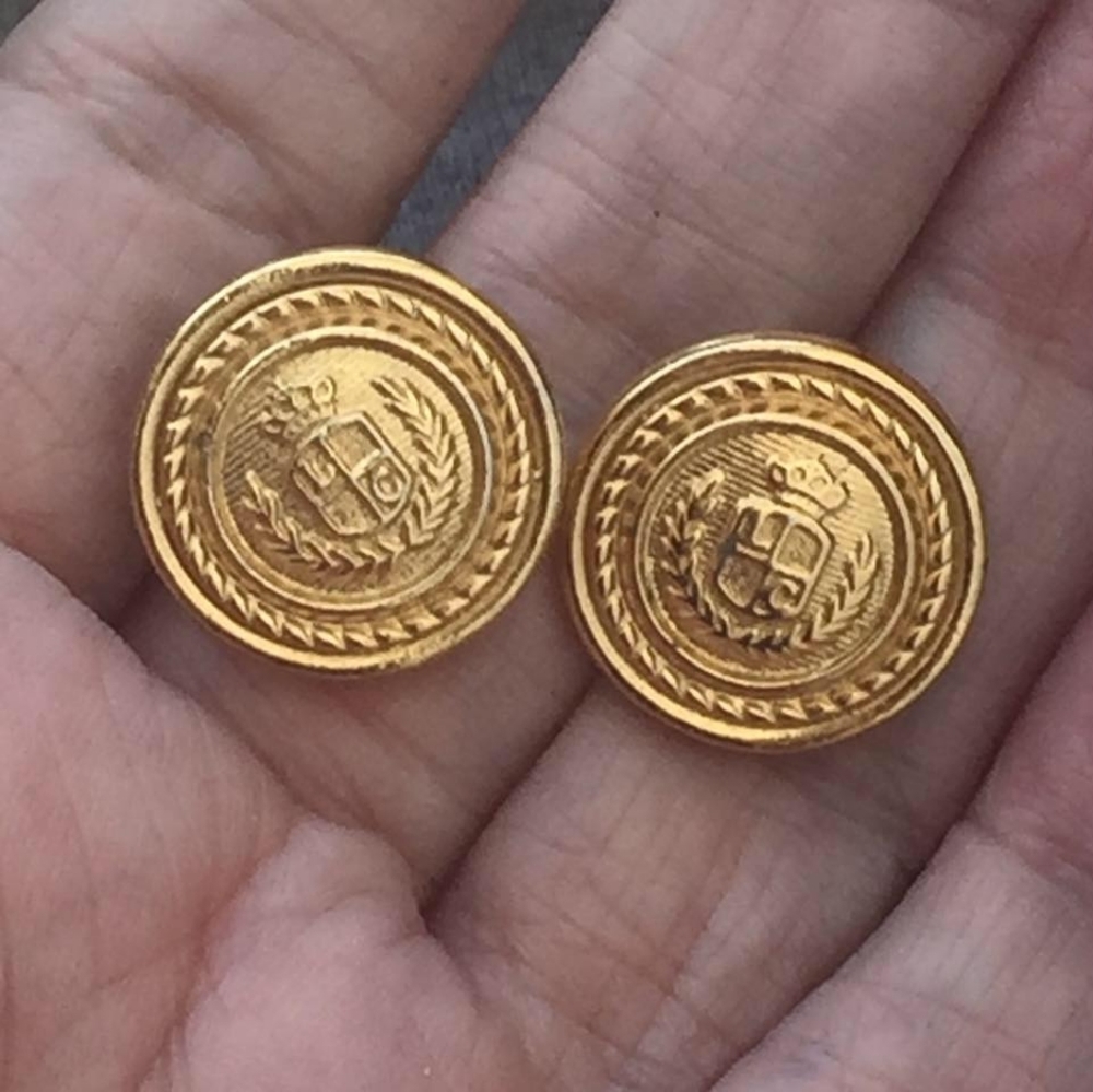 Vtg Designer Liz Claiborne LC dRoyal Crest small button stud earrings Pierced